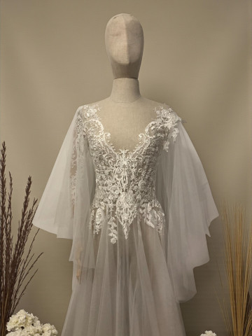 Robe Longue en Tulle avec Décorations en Dentelle – Personnalisable sur Mesure