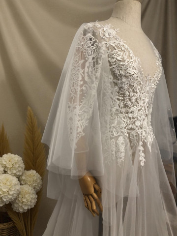 Robe Longue en Tulle avec Décorations en Dentelle – Personnalisable sur Mesure