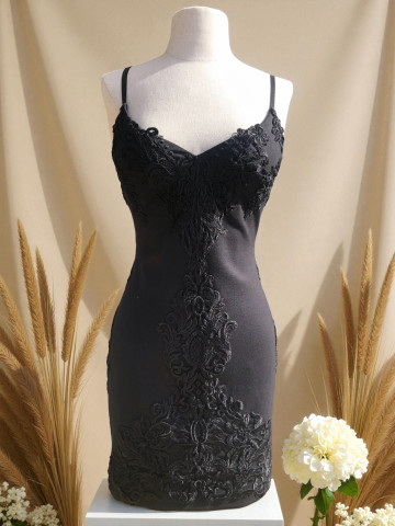 Robe en Dentelle Noire avec Appliques – Personnalisable sur Mesure
