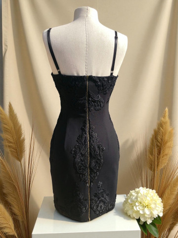 Robe en Dentelle Noire avec Appliques – Personnalisable sur Mesure
