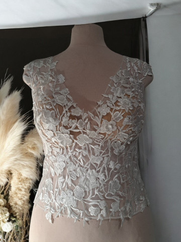 Top en dentelle brodée sur mesure – Création unique