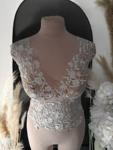 Top en dentelle brodée sur mesure – Création unique