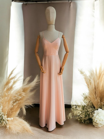 Robe longue en satin – Élégance et simplicité sur mesure
