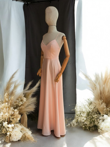 Robe longue en satin – Élégance et simplicité sur mesure