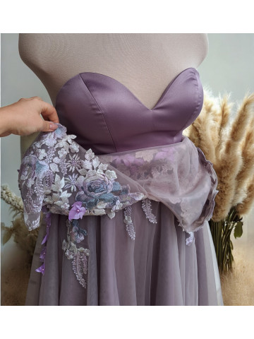 Robe lavande élégante avec application de dentelle – Création sur mesure